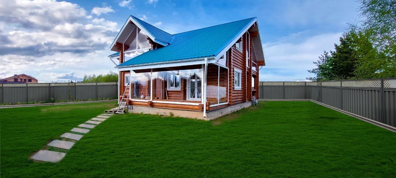Мягкие окна на веранде загородного дома в Ржаксе